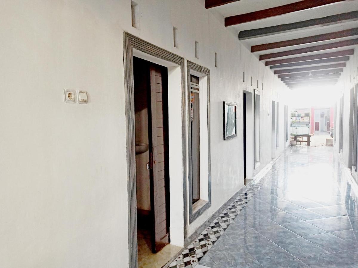 Oyo 3012 Coupis Guesthouse Syariah Pare Екстериор снимка