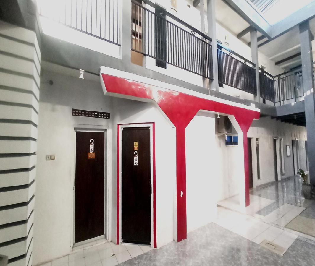 Oyo 3012 Coupis Guesthouse Syariah Pare Екстериор снимка